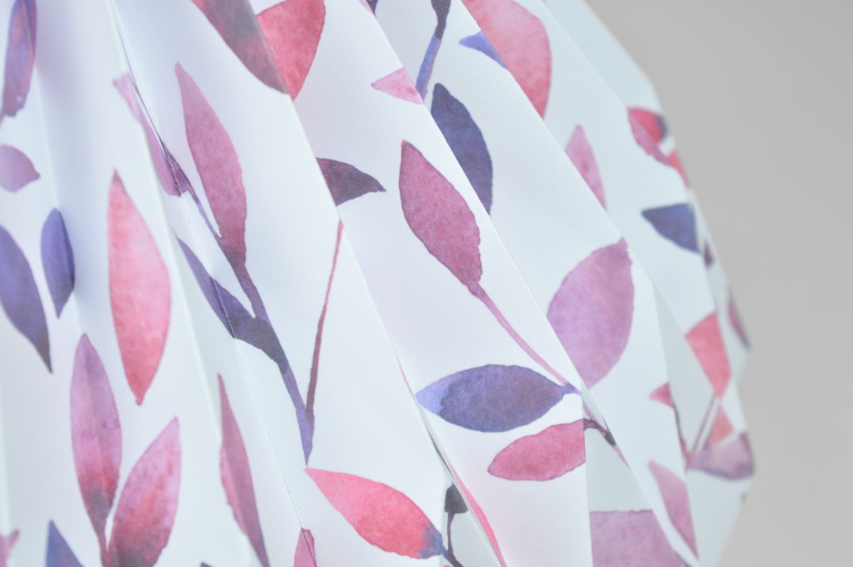 Paper Lamp - Lampenschirm "Lila Blätter" - closeup